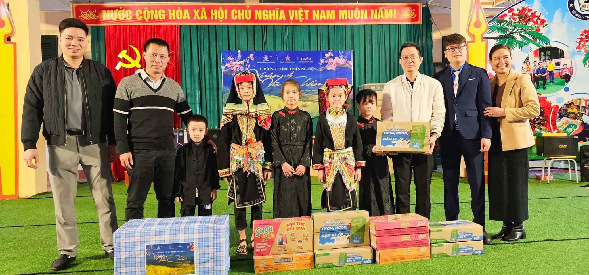 quà đoàn trao tặng trường tiểu học Vũ Chấn